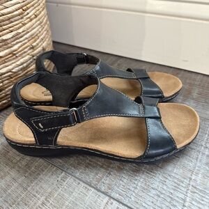 Clark’s Leisa Foliage black leather flat sandal sz7 like new